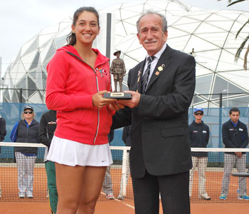 Gallipoli Youth Cup girls’ champion Ipek Soylu (L) with Turgut Kacmaz, the son of the last Turkish veteran of Gallipoli; Tennis Australia